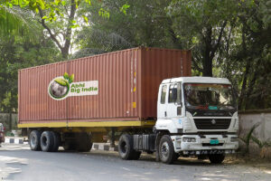 1200px-Ashok_Leyland_U-3518_TT_4X2_Tractor,_Bangladesh._(32332049072)